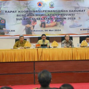 Kepala BNPB RI, Letjen TNI Suharyanto (dua dari kiri) saat Rapat Koordinasi Penanganan Darurat Bencana di Ruang Pola Kantor Gubernur Sulsel, Senin (6/5/2024).