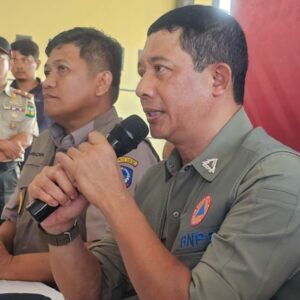 Kepala BNPB, Letjen TNI Suharyanto saat konferensi pers di Posko Induk Penanganan Bencana, Lapangan Andi Djemma, Selasa (7/5/2024).