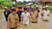 Prof Zudan Periksa Lokasi Banjir di Soppeng, Salurkan Bantuan kepada Warga Terdampak