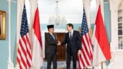 Menteri Luar Negeri RI, Sugiono Berjabat Tangan Dengan Menteri Luar Negeri AS, Marco Rubio