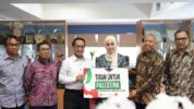 AAS Foundation dan PT Tiran Group Serahkan Beasiswa untuk Mahasiswa Palestina di Unhas