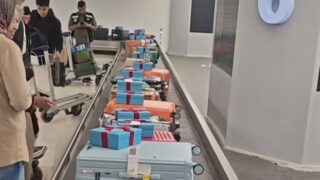 Bandara Sultan Hasanuddin Berbagi Kado untuk Penumpang di Momen Natal